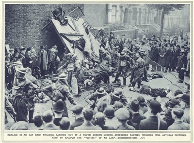 Realismo en una práctica de ataque aéreo llevada a cabo en un suburbio del sur de Londres, de The Illustrated War News, publicado el 8 de noviembre de 1939 de English Photographer